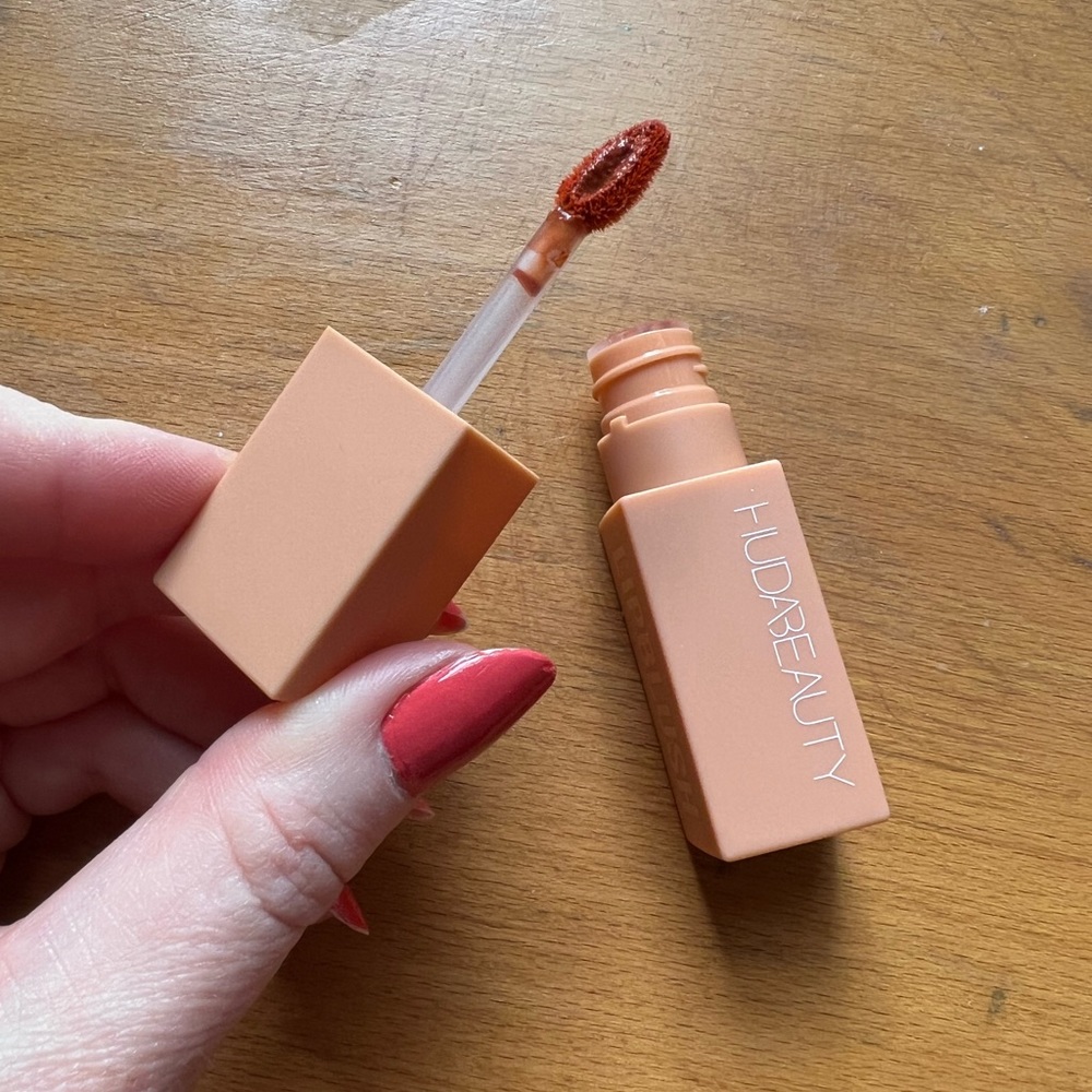 HUDA BEAUTY
Lip Blush Cream Lip & Cheek Stain